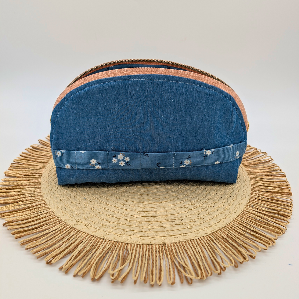 Miniaturbild: Innenansicht: Kosmetiktasche mit zartem Blümchenmuster auf weichem blauen Feincord