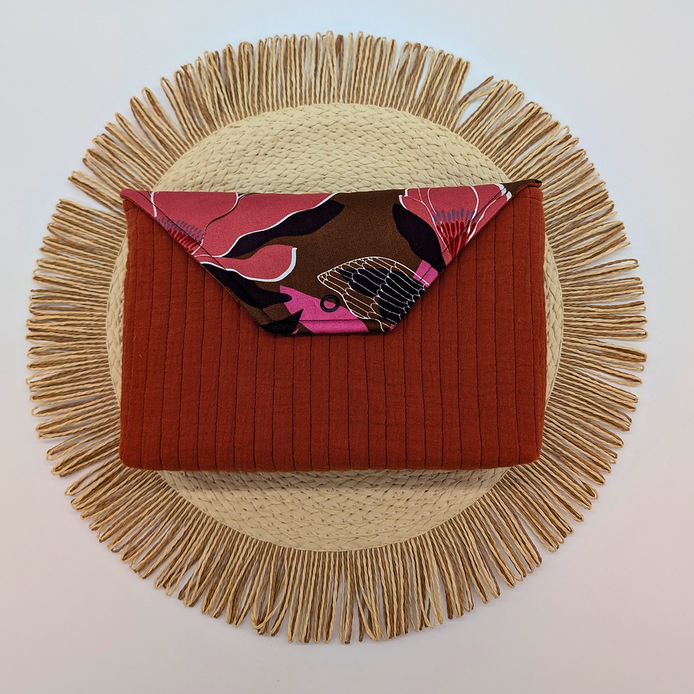 Elegante Buchhülle mit roten Musselin-Stoff und Floralen Blumenstoff