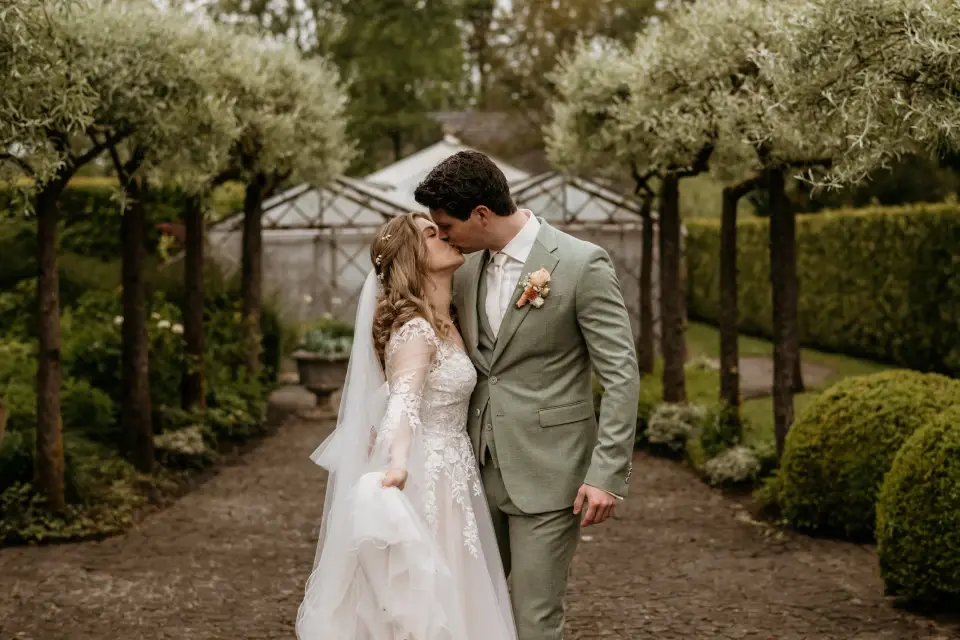 Spontane huwelijksfoto tijdens het feest