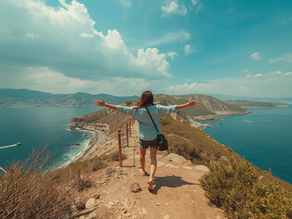 iki sahilin ortasında ellerini açıp yürüyen kişi