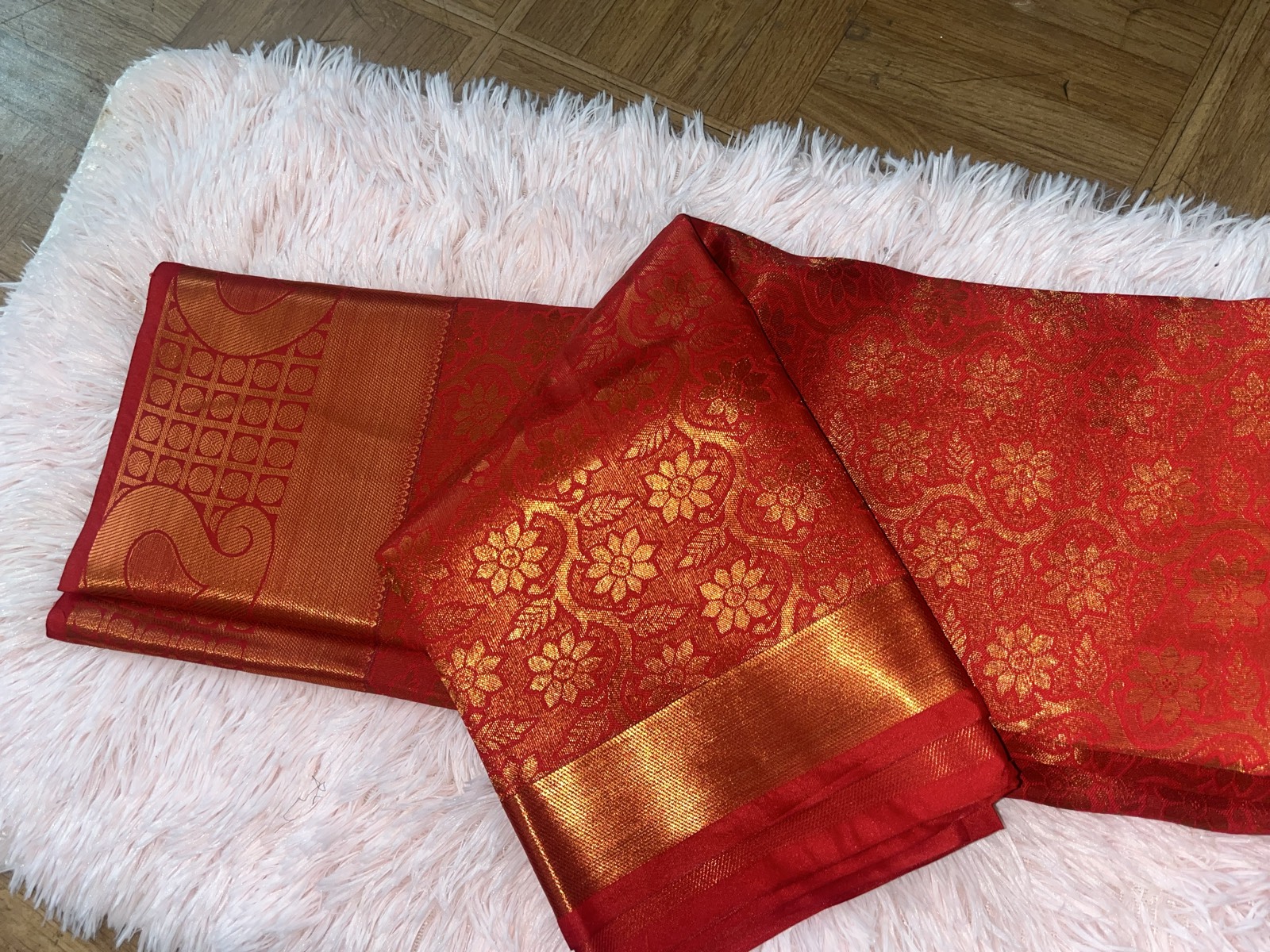 Sari traditionnel indien rouge et or