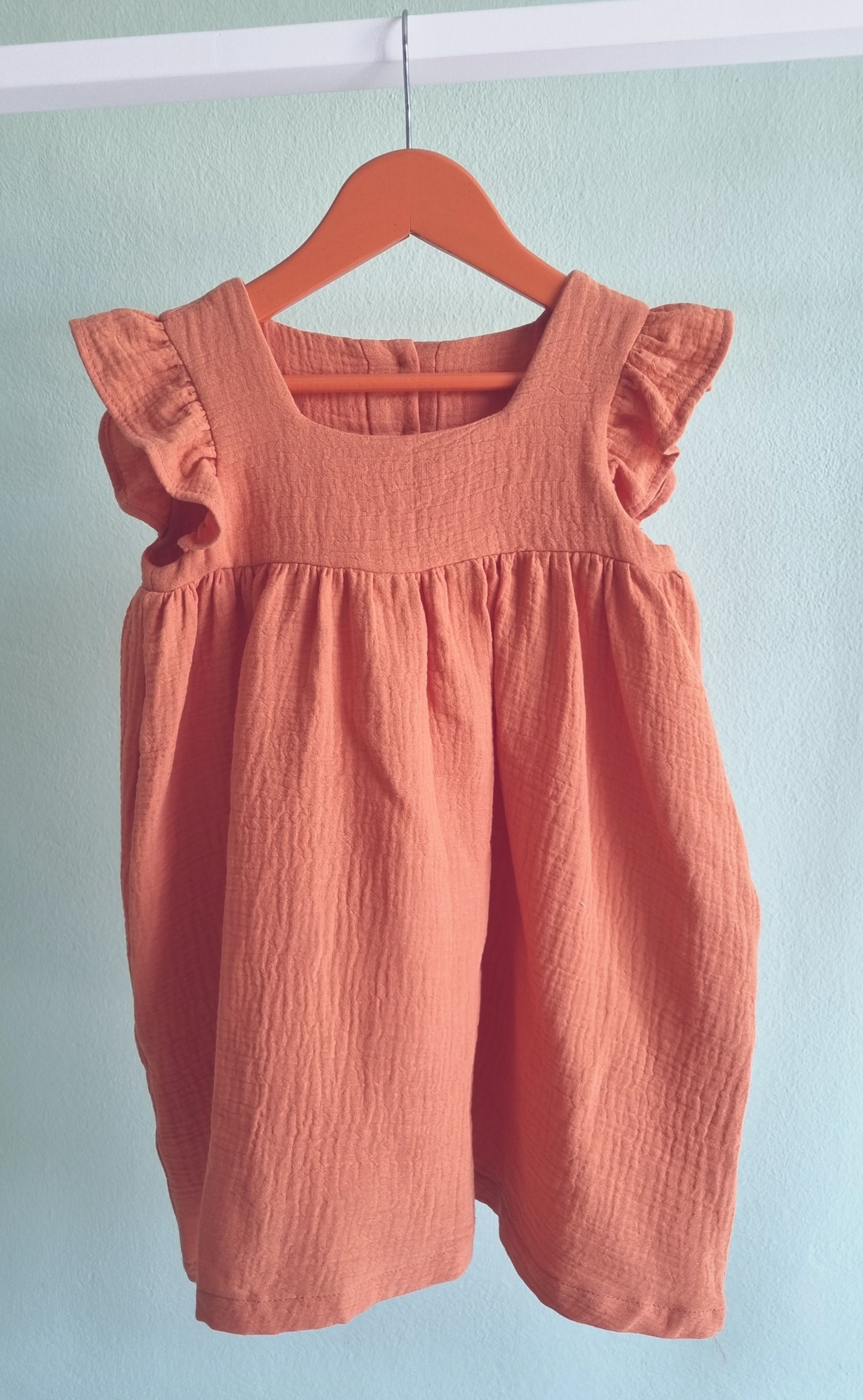 Oblekica brez rokavov, z všitim naborkom