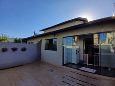 Fachada do lado esquerdo da Casa a venda na Av. Arthur Thomas Bairro Bandeirantes Londrina-PR