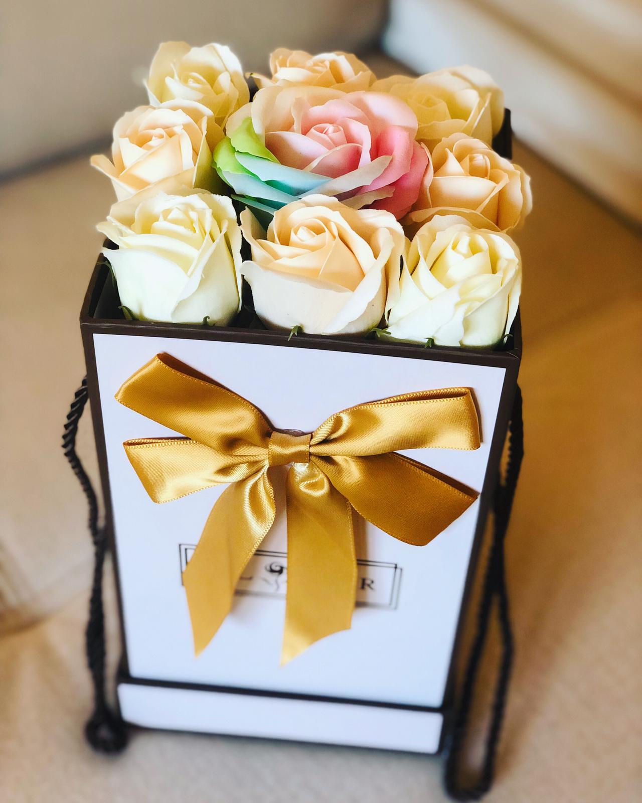 Cutie cu trandafiri multicolori