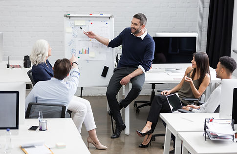 Die Anzahl der in Marketing und Vertrieb genutzten Systeme und kleinerer Apps ist hoch – meist höher als Ihre IT annimmt und Sicherheitssysteme reichen. Wir stellen eine möglichst vollständige Momentaufnahme zusammen und entwickeln mit Ihnen das Zielbild für Ihre künftige Software-Kombination in Marketing und Vertrieb.