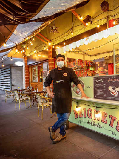 Man in mask at Baguettes food cart