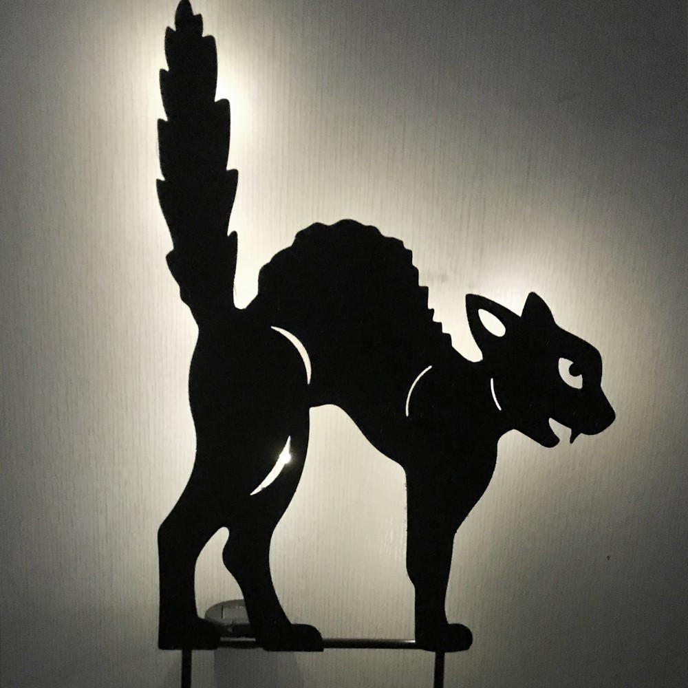 Add your favourite creature of the night to your garden and illuminate for all to see! This solar cat LED light will be the perfect addition to your home or garden.