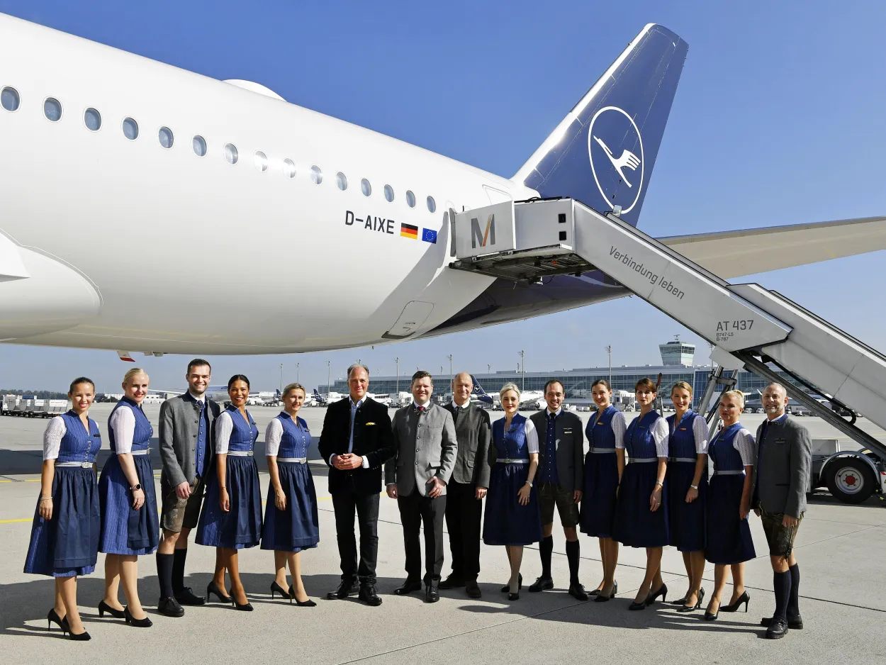 Photo 1 : Au centre, à partir de la gauche : Benedikt Schneider, chef du personnel de cabine de Francfort et Munich, Heiko Reitz, CCO Lufthansa Airlines, Jost Lammers, PDG de l'aéroport de Munich