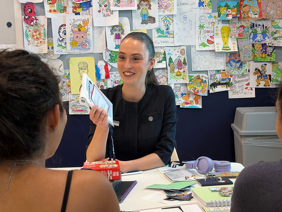 Jeanne, un des visages de l'été 2026 du hub d'Air France, accompagne les enfants voyageant seuls à Paris-CDG