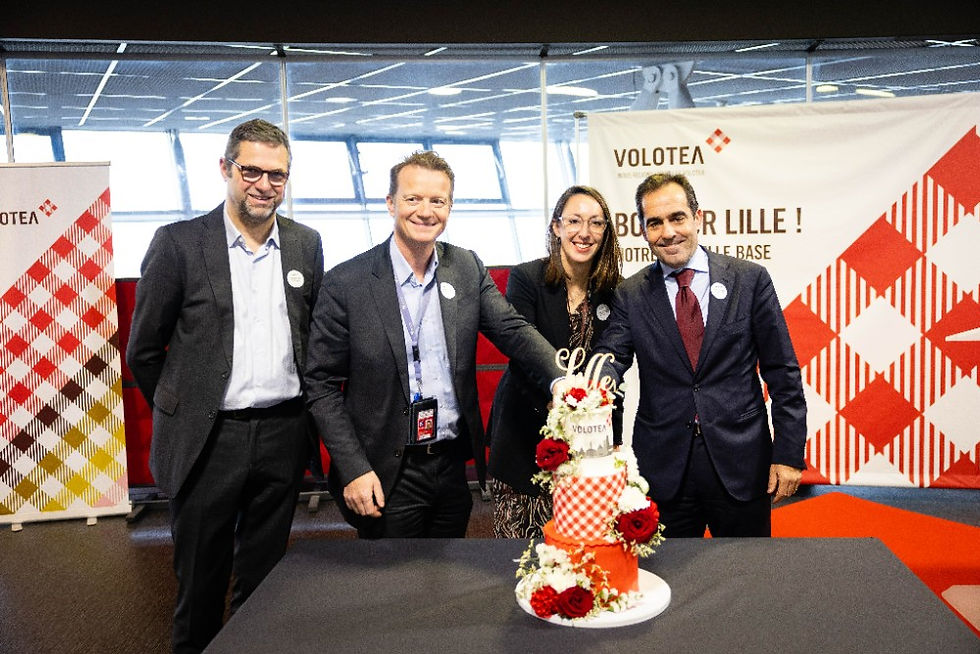 Pierre Fernemont, directeur développement et marketing de l’Aéroport de Lille ; Marc-André Génnart, directeur général de l’Aéroport de Lille ; Céline Lacroix, responsable du développement international de Volotea; et Carlos Muñoz, fondateur et PDG de Volotea. - © Volotea