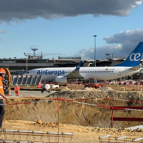 Paris-Orly : la piste 4 fait peau neuve, un chantier hors norme mené en un temps record. Un reportage coté coulisses.