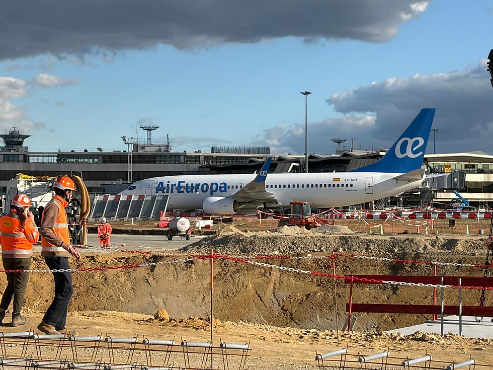 Paris-Orly : la piste 4 fait peau neuve, un chantier hors norme mené en un temps record. Un reportage coté coulisses.