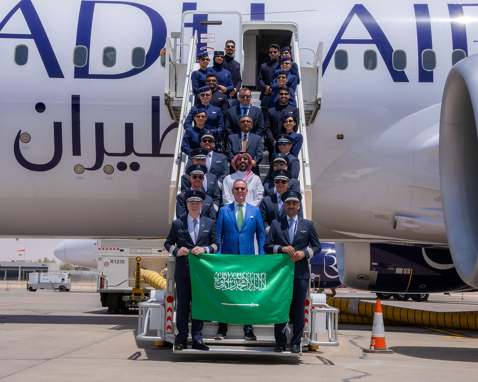 L'équipage au complet pose avec Tony Douglas le CEO de Riyadh Air