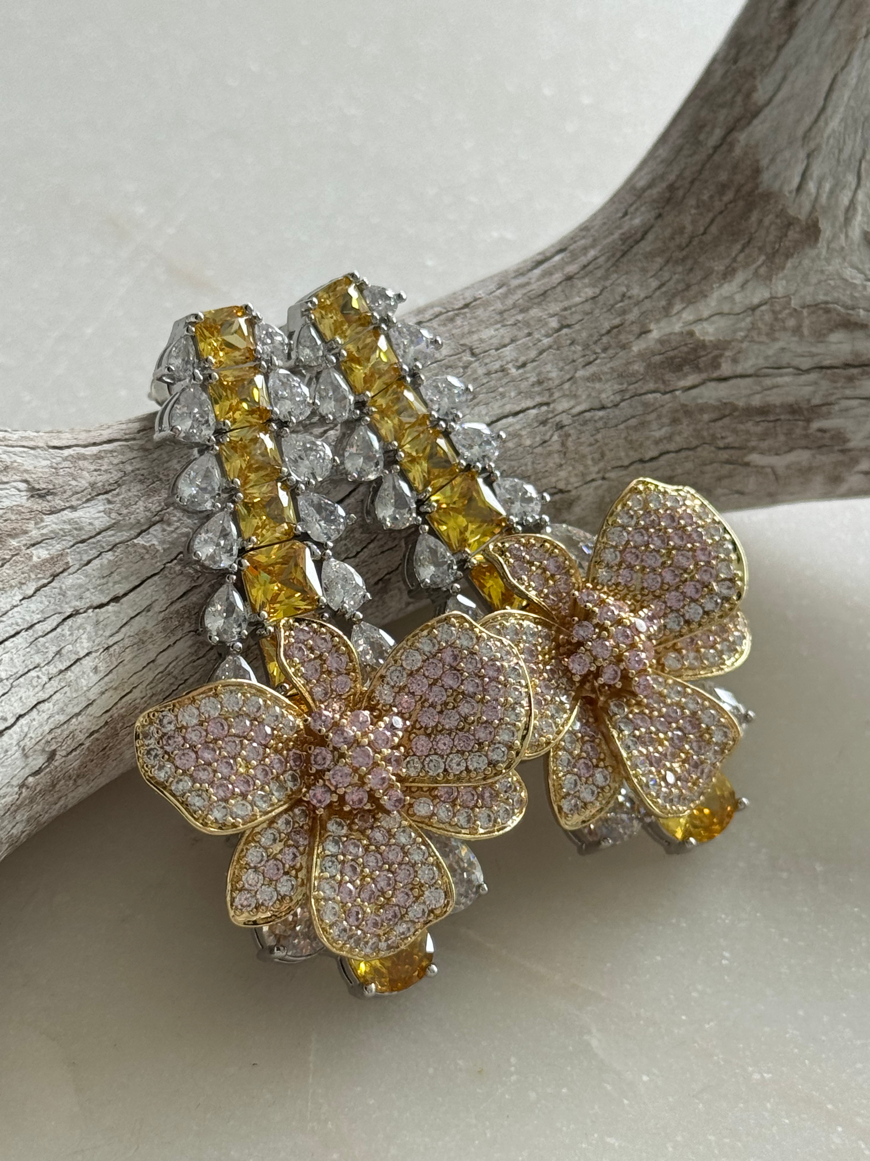 Arete de cristales con detalle de flor