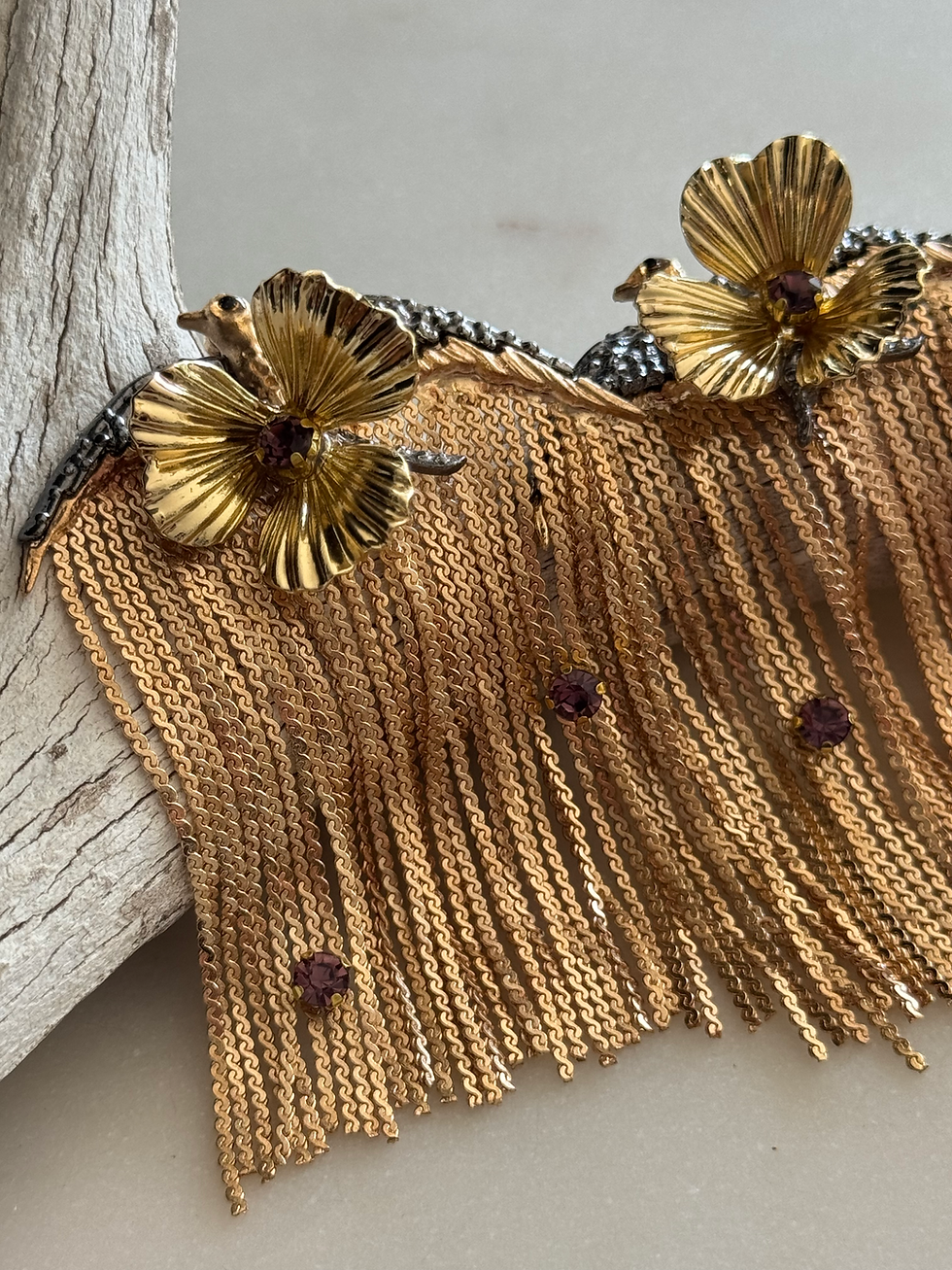 Thumbnail: Arete de pajaro con lluvia dorada y flores