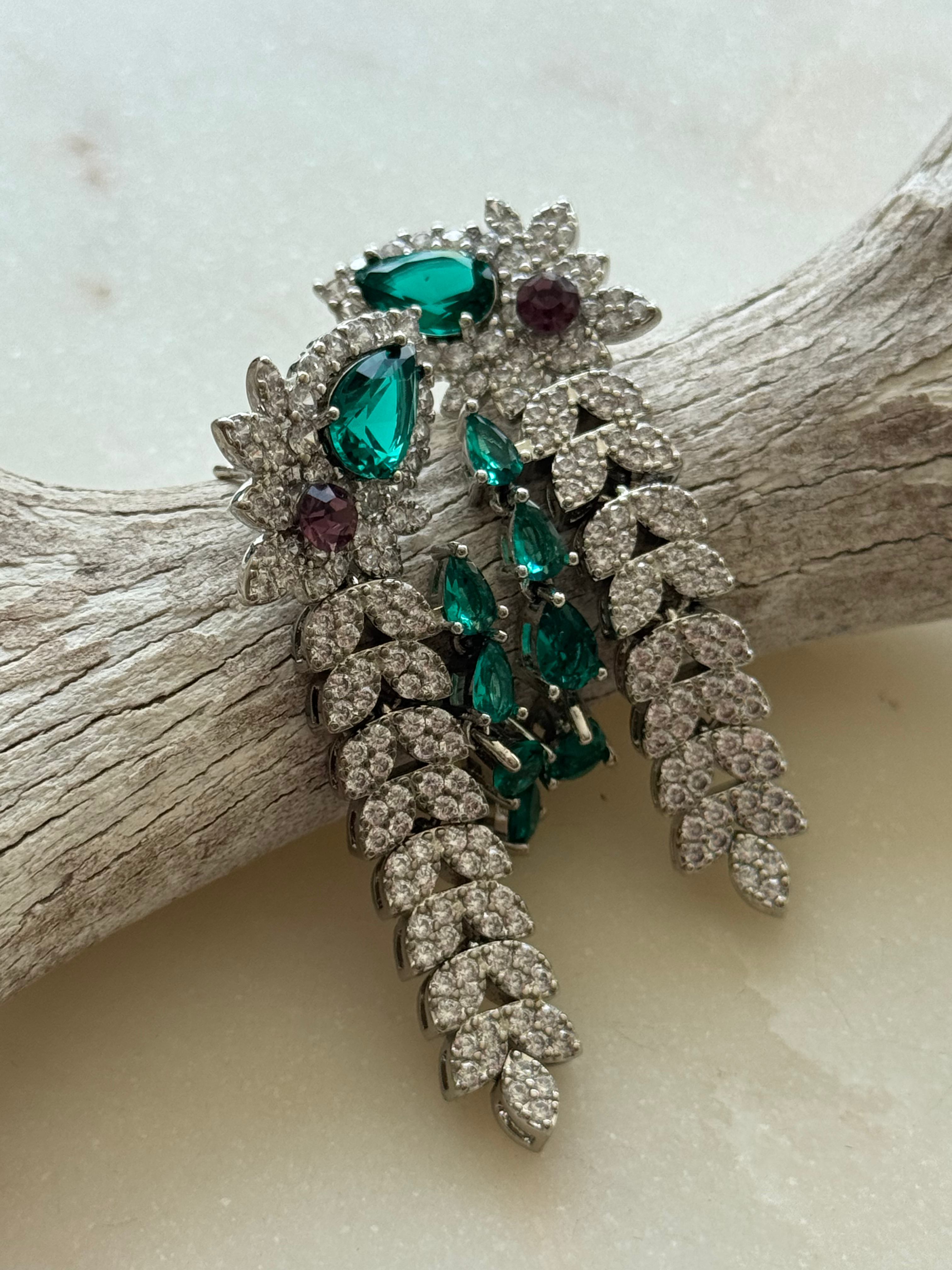 Arete de cristales con detalle verde y lila