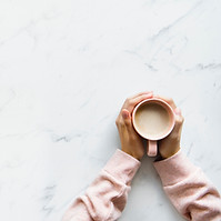 Kaffee auf Schreibtisch