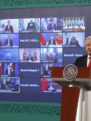 López Obrador llama a usar energías limpias pero defiende explotar el crudo