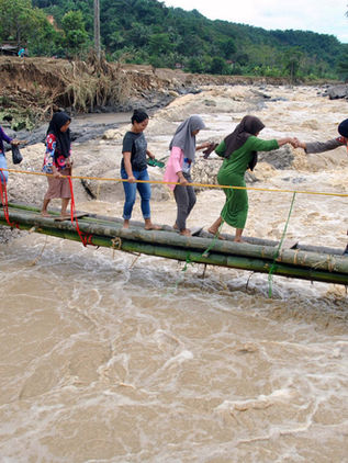 Suman 66 muertos por inundaciones en Indonesia