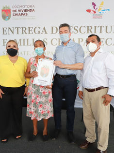En Suchiate, benefician a habitantes con escrituras públicas y el Programa Escuela con Valores