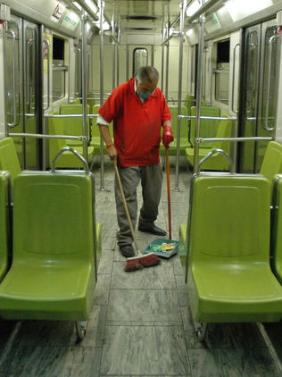 Temen al COVID-19 pero salen a ganarse el pan los héroes de la pandemia