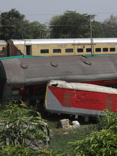 India trabaja contra reloj para identificar a más de 100 muertos del accidente de tren