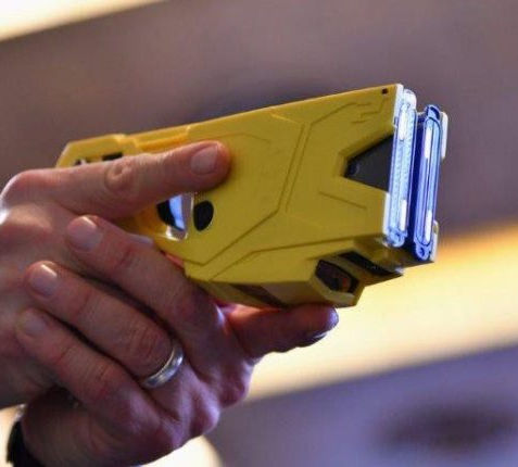 Analizan que mujeres puedan portar armas de electrochoques