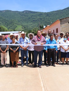 En el ejido Ignacio Zaragoza Mariano Rosales inaugura pavimentación de calles
