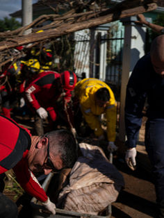Elevan a 42 los muertos y a 25 los desaparecidos por las inundaciones en Brasil