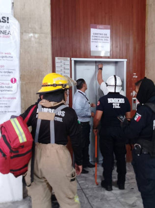 Quedan atrapados al interior del elevador
