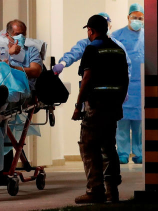 Las muertes semanales por covid caen a su cifra más baja en casi un año