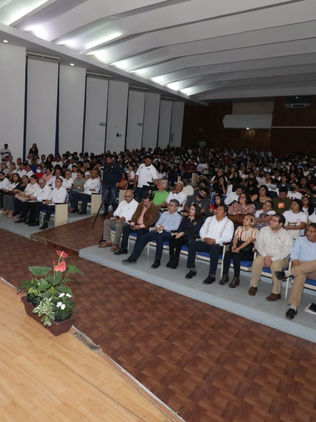 Conversa Secretario de Hacienda con alumnos de Contaduría de la Unach