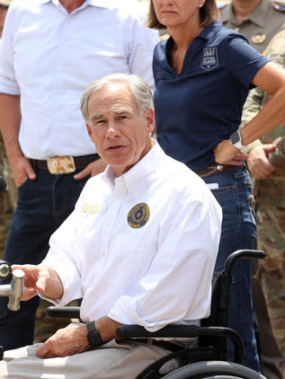 Gobernador de Texas despliega más autobuses para enviar migrantes a ciudades “santuario”