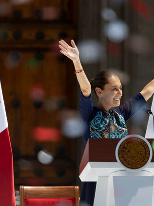 “México es mucha pieza”; Sheinbaum reúne a miles mexicanos en el Zócalo