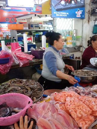 Comerciantes de pescado en Tuxtla absorben costos por temporada de frío