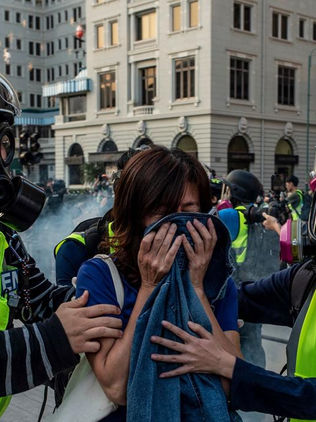 Regresan gases lacrimógenos a protestas en Hong Kong