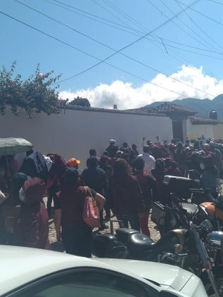 Marchan trabajadores del sindicato independiente y se manifiestan en sesión de cabildo