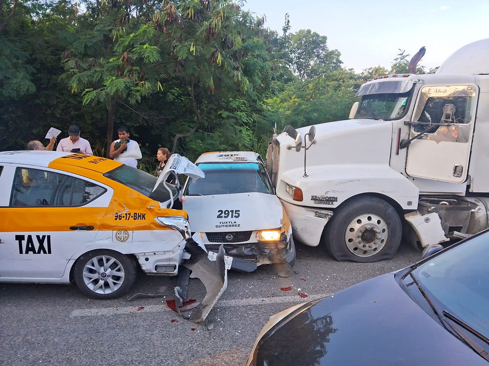Se le van los frenos a tráiler y choca contra fila de coches