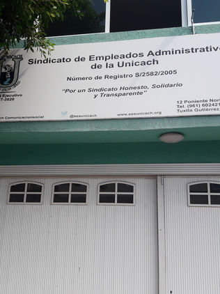 Por “tijeretazos” a sus aguinaldos, protestan administrativos de la Unicach