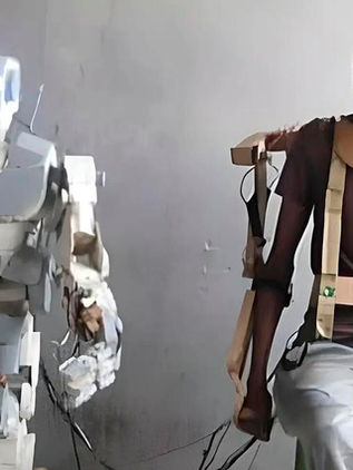Tiene 17 años y construyó un robot con restos de basura: la historia del nigeriano Isah Auwal-Barde