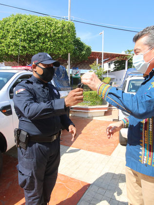 En Pijijiapan, Rutilio Escandón entrega patrullas, uniformes y equipamiento a la Policía Municipal