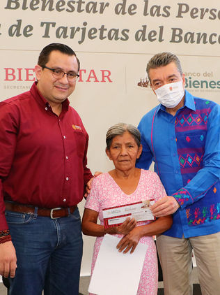 Rutilio Escandón entrega tarjetas de nueva incorporación a pensiones para personas adultas mayores