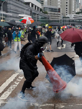 Manifestantes de Hong Kong siguen con desafío a ley anti-máscaras