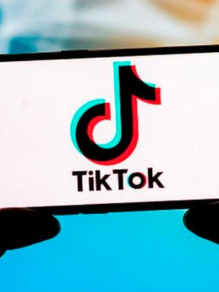 TikTok: rescatan a una menor después de que usara un gesto viral para pedir auxilio