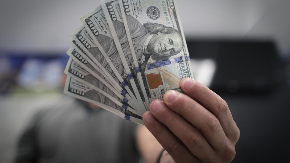 El peso rompe su racha apreciativa frente al dólar y vuelve a las 18 unidades