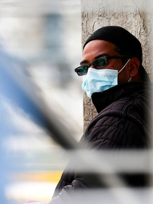 Ecuador cruza su primer año de pandemia con sudor y muchas lágrimas