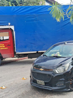 Se le van los frenos a camión y provoca aparatoso accidente 