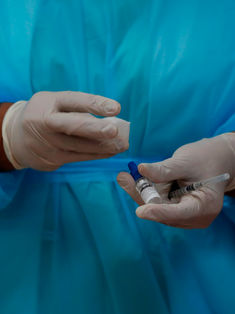 Farmacéuticas advierten de escasez de materias primas para vacunas anticovid