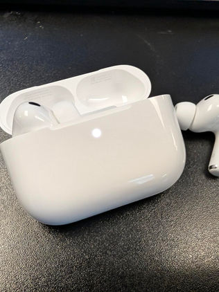 Apple equipa sus AirPods con traducción en inglés, español, portugués, francés y alemán