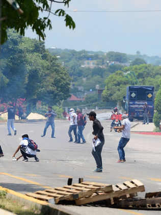 Normalistas piden alto a recorte presupuestal; empresarios exigen los metan en cintura